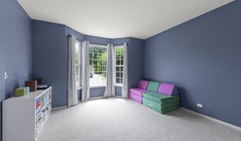 621 Lake Cornish Way, Algonquin, IL 60102