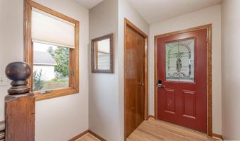2513 Marwood Dr, Mankato, MN 56001