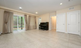 25 White Oak Ln, Aberdeen, NJ 07747