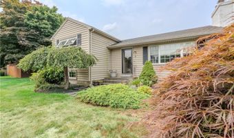 8 Spruce Ave, Middletown, RI 02842