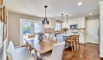 1093 Del Ebro Dr, Ballwin, MO 63011