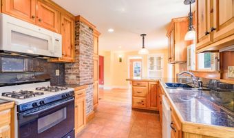 17 Main St, Albion, ME 04910