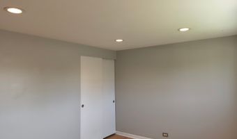 1719 W Lexington Dr, Arlington Heights, IL 60004