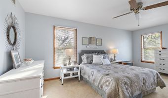 1045 Helen Dr, Algonquin, IL 60102