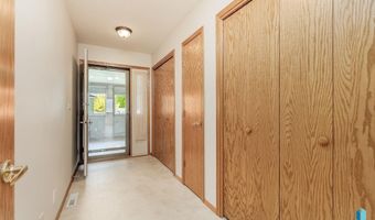 412 E Meadowlark Cir, Brandon, SD 57005