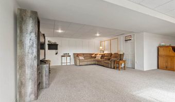 5709 Oak Crest Hill Rd SE, Riverside, IA 52327