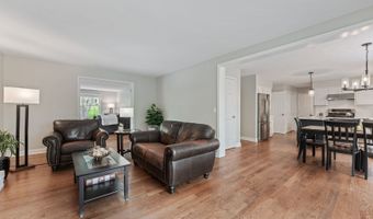 635 Oakview Dr, Algonquin, IL 60102