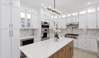 37 Beverly Dr, Albertson, NY 11507