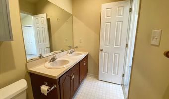 515 Ponds Edge Ln, Allentown, PA 18104