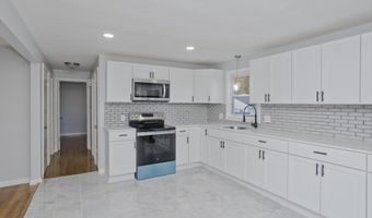 28 Florida Dr, Agawam, MA 01001