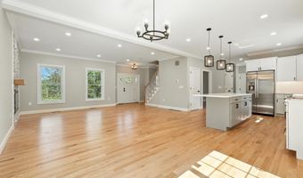 13 Kenwood Cir, Bloomfield, CT 06002