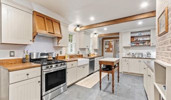 15 Chapel St, Ashburnham, MA 01430