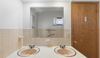 1823 Gramsie Rd, Arden Hills, MN 55112