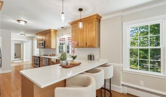 3 Sundale Rd, Cranston, RI 02921