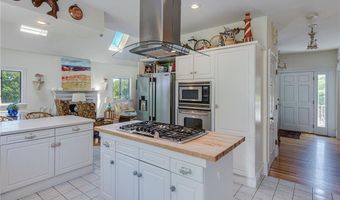 39 Brenton Rd, Newport, RI 02840