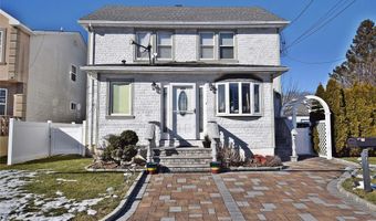 28 Mckinley Ave, Albertson, NY 11507