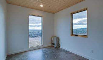 8 Quonset Way, Carson, NM 87517