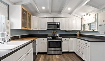 8 Lincoln Ave, Bristol, RI 02809