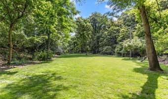884 Village Brook Ct, Ballwin, MO 63021