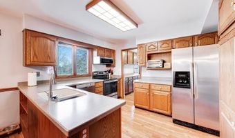 525 Skyline Dr, Algonquin, IL 60102