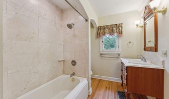 914 Ash St, Baraboo, WI 53913