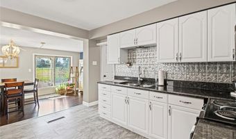 9862 Glenmont Dr, Affton, MO 63123