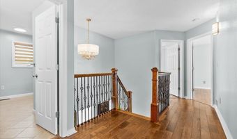 18 Woodland Hills Ct, Alton, IL 62002