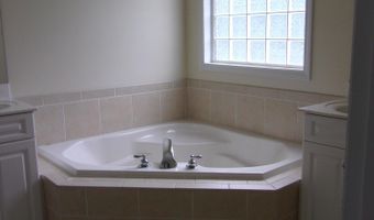 1095 Magnolia Dr, Aberdeen, NC 28315