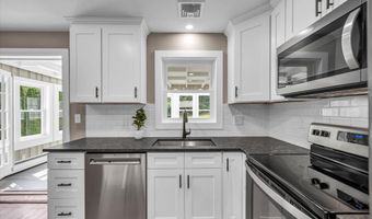 2 Riverview Pl, Cromwell, CT 06416