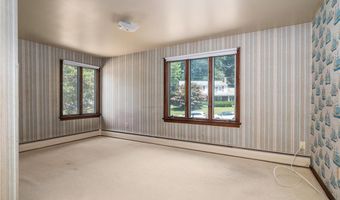 1 Rocky Crest Rd, Cumberland, RI 02864