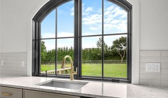 2 Stone Bridge Dr, Middletown, RI 02842