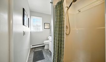 29 Park Ave, Belford, NJ 07718