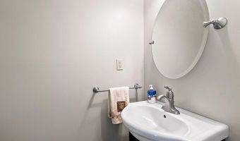 1909 N NICHOLAS St, Appleton, WI 54914