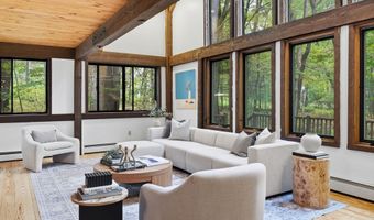 4 Lantern Ln, Bedford, MA 01730
