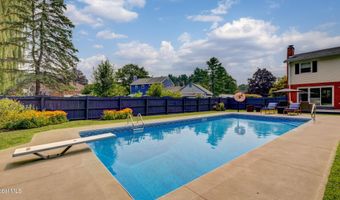 4 Fairway Ct, Albany, NY 12208
