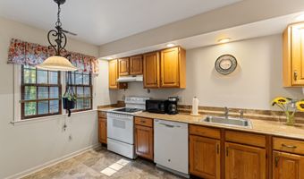 156 Heatherwood Dr 156, Brookfield, CT 06804