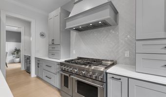 414 N MONROE St, Arlington, VA 22201