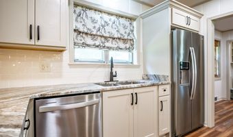 203 James St, Batesville, MS 38606