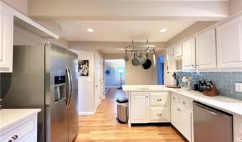 24 High St, Middletown, RI 02842