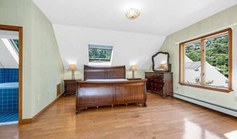 8 Horseshoe Dr, Acton, MA 01720