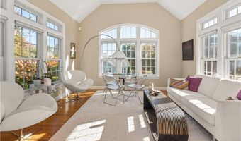 10 Hillside Ct, East Greenwich, RI 02818