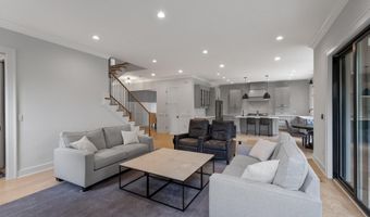 414 N MONROE St, Arlington, VA 22201