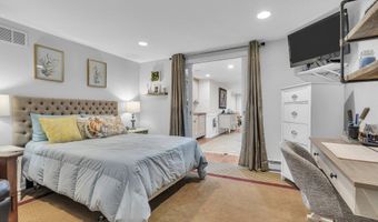 14 Bunker Hill Dr, Middletown, NJ 07748