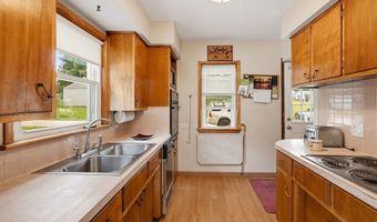 2755 Springfield Lake Dr, Akron, OH 44312
