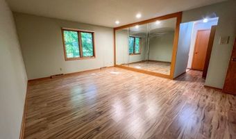 457 E Pioneer Trl, Aurora, OH 44202