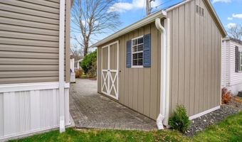 53 Greenlawn Dr, Danbury, CT 06810