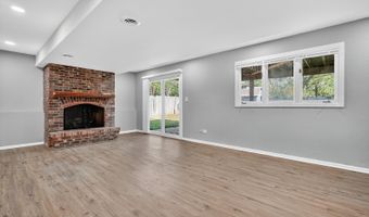 1245 WINAKI Trl, Algonquin, IL 60102