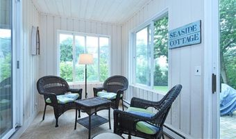 17 Melbourne Dr, Narragansett, RI 02882