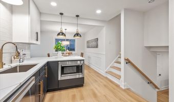 1942 Trail Ridge St, Arlington Heights, IL 60004