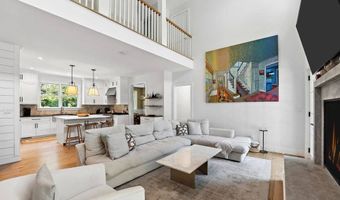 97 Oak Ln, Amagansett, NY 11937